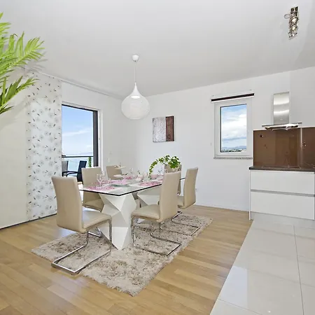 Lucas Apartament *